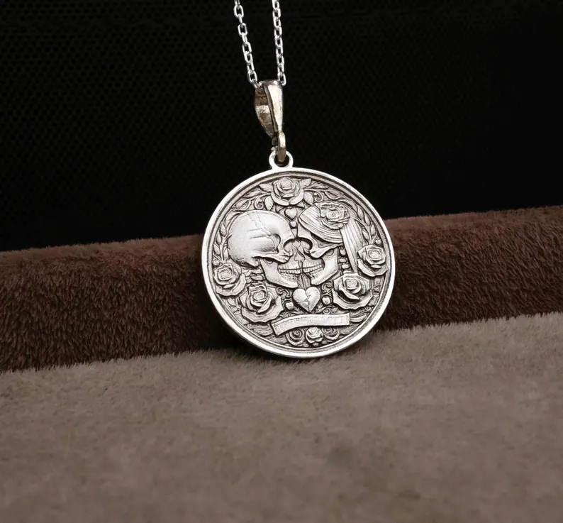 Luxe Amulet The Lovers silver medallion with intertwined skulls and roses